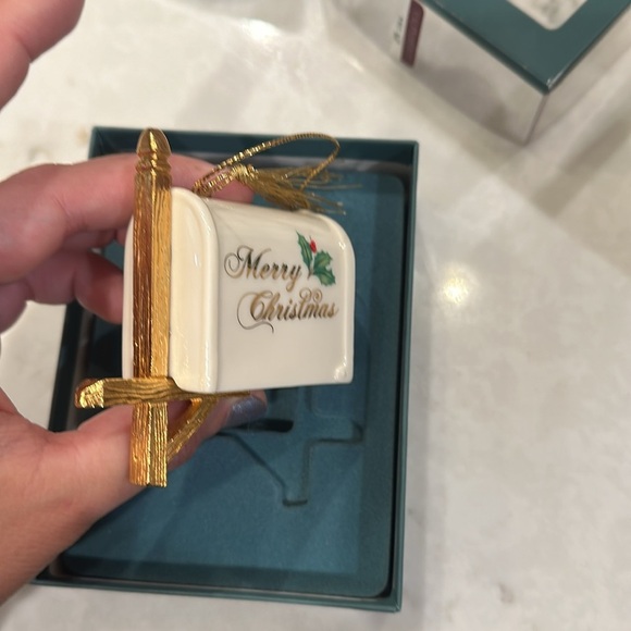 Perfect condition mailbox merry Christmas ornament - with box - Picture 4 of 4